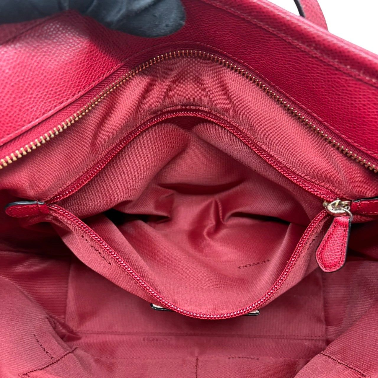 COACH コーチ レザートートバッグ タクシー ジップ レッド 赤 ゴールド金具 エレガント クラシック ワンショルダー 肩掛け 自立可 レディース 通勤 通学 デイリーユース お出かけ 大容量 収納力抜群 高級感 上品 カジュアル s20
