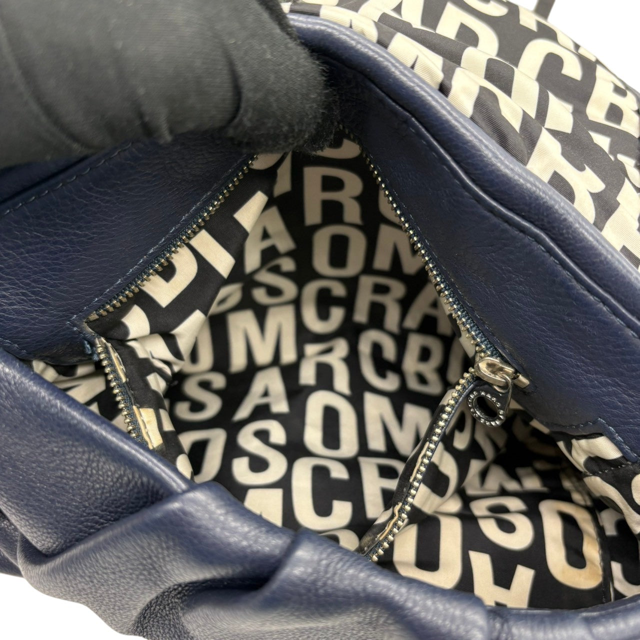 マークバイマークジェイコブス Y2K MARC BY MARC JACOBS ハンドバッグ レザー 本革 ブルー ネイビー 青 紺色 レディース エレガント クラシック カジュアル デイリー フラップ ロゴ シルバー金具 お出かけ 上品 シンプル 鞄 s20