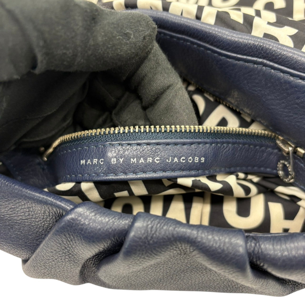 マークバイマークジェイコブス Y2K MARC BY MARC JACOBS ハンドバッグ レザー 本革 ブルー ネイビー 青 紺色 レディース エレガント クラシック カジュアル デイリー フラップ ロゴ シルバー金具 お出かけ 上品 シンプル 鞄 s20