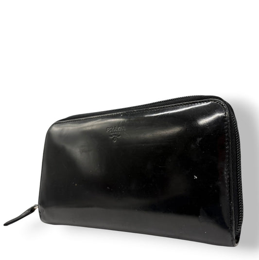 プラダ PRADA 長財布 ラウンドファスナー ロングウォレット エナメル パテントレザー ブラック 黒 ロゴ 刻印 クラシック エレガント レディース ユニセックス 男女兼用 お出かけ ビジネス カジュアル シンプル 上品 高級 贈り物 ギフト 大容量 w2