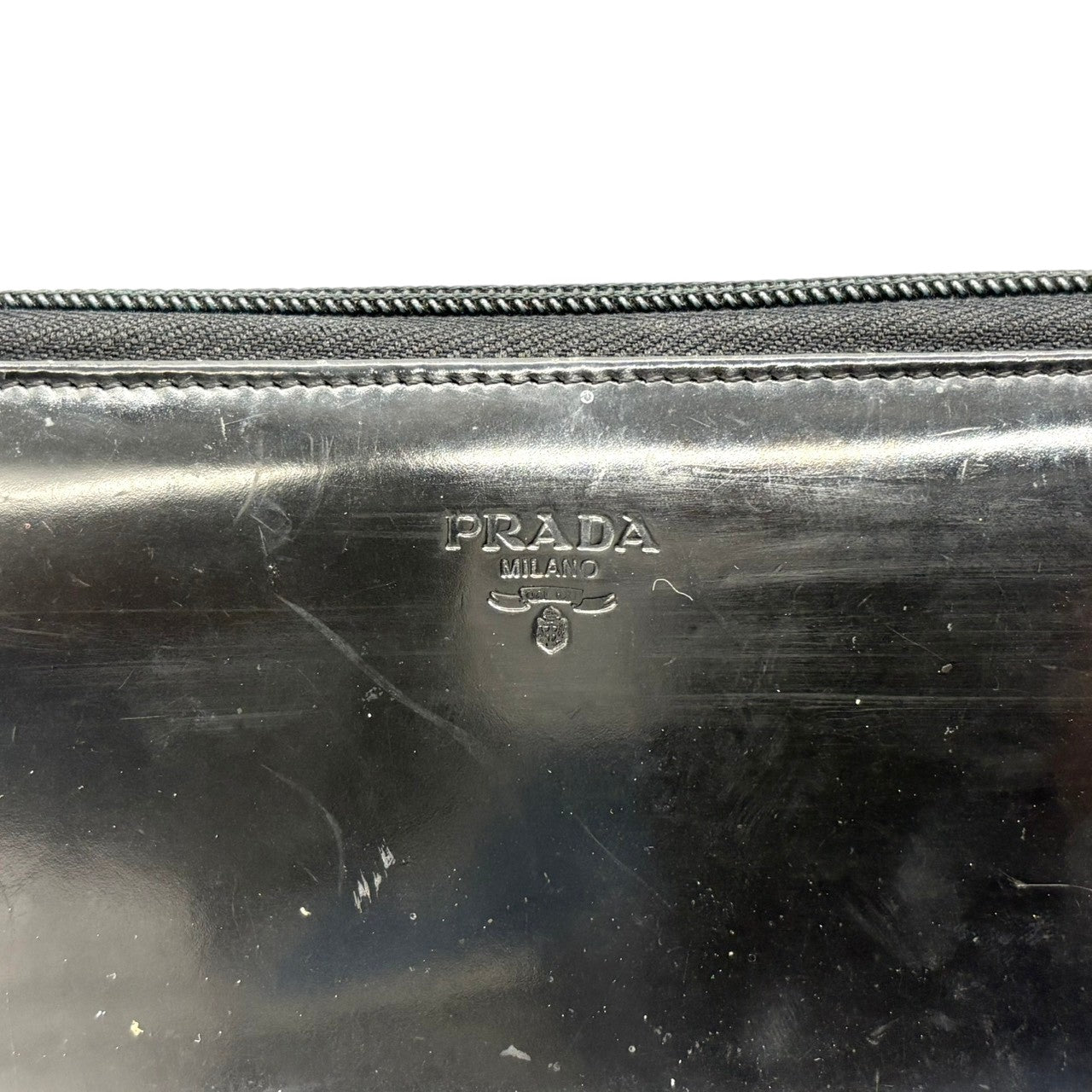 プラダ PRADA 長財布 ラウンドファスナー ロングウォレット エナメル パテントレザー ブラック 黒 ロゴ 刻印 クラシック エレガント レディース ユニセックス 男女兼用 お出かけ ビジネス カジュアル シンプル 上品 高級 贈り物 ギフト 大容量 w2