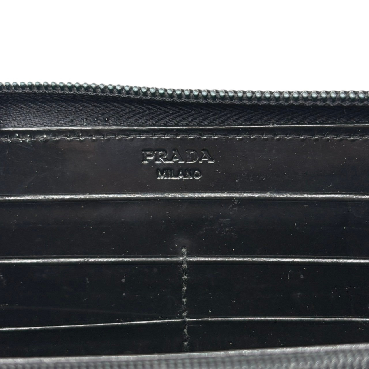 プラダ PRADA 長財布 ラウンドファスナー ロングウォレット エナメル パテントレザー ブラック 黒 ロゴ 刻印 クラシック エレガント レディース ユニセックス 男女兼用 お出かけ ビジネス カジュアル シンプル 上品 高級 贈り物 ギフト 大容量 w2
