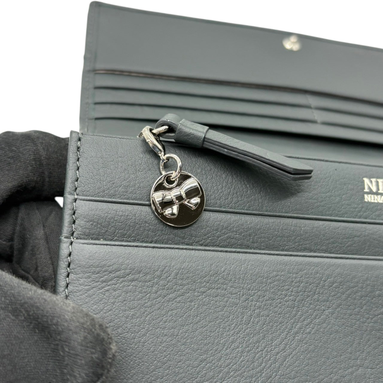 【極美品】ニナリッチ NINA RICCI 長財布 フラップ L字ファスナー レザー グレー 灰色 レディース エレガント ビンテージ クラシック お出かけ デイリー 人気 上品 高級 シンプル 無地 カジュアル トレンド おしゃれ 大人 実用的 w2