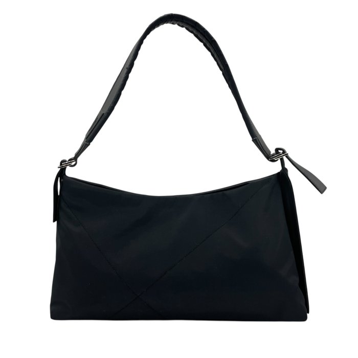 Salvatore Ferragamo サルヴァトーレ フェラガモ ワンショルダーバッグ ナイロン レザー ブラック Vara風 シルバー金具 肩掛け レディース 通勤 普段使い c1