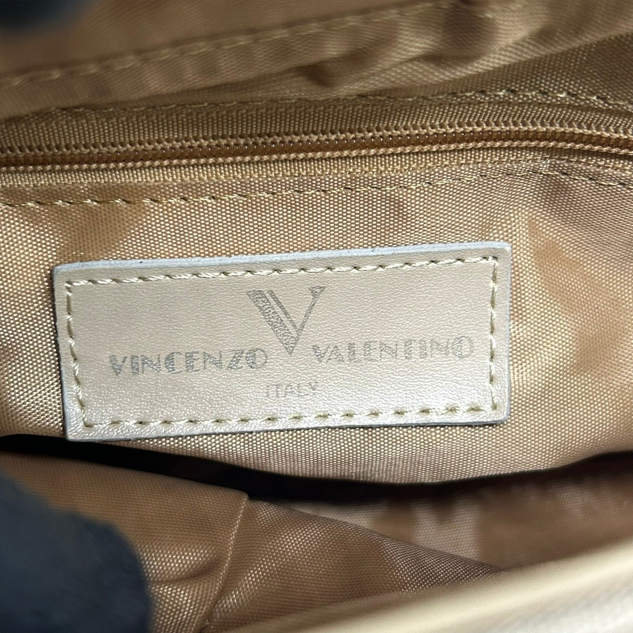 【美品】ヴィンチェンツォ ヴァレンティノ VINCENZO VALENTINO ハンドバッグ ショルダーバッグ 2WAY 斜め掛け可 レザー 本革 ベージュ グレージュ イタリア製 レディース フォーマル エレガント クラシック s93