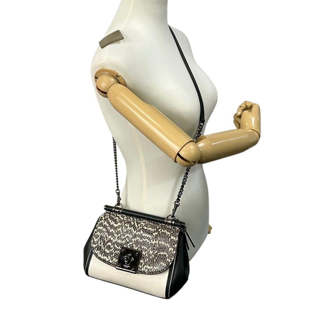 コーチ ショルダーバッグ 黒 ブラック 白 ホワイト 型押し フラップ チェーン ターンロック レザー 本革 斜め掛け可 自立可 チャーム付き ロゴプレート 本物保証 鑑定済 オシャレ COACH 59498 s67