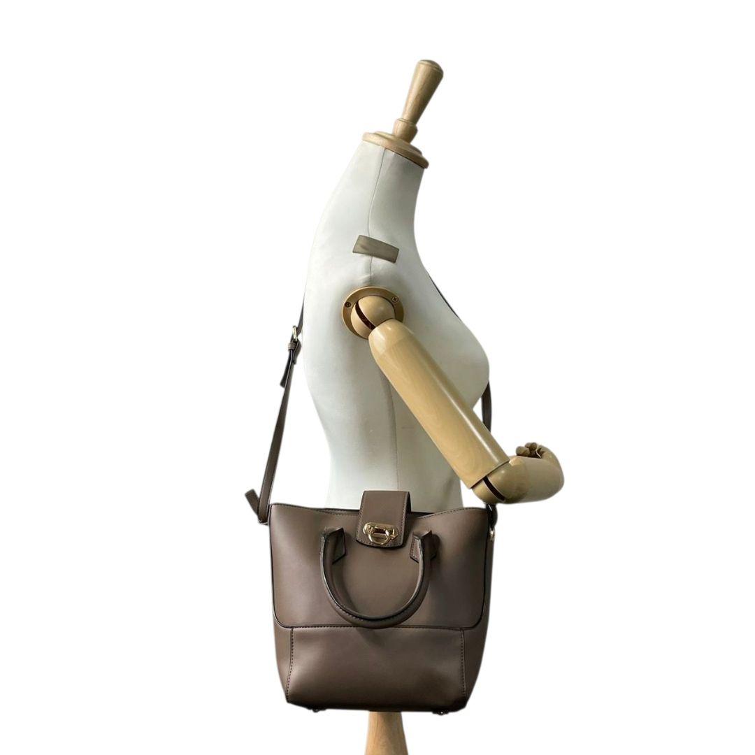 ノーブランド　ハンドバッグ　茶　フラップ　2way　レザー　s69　ショルダーバッグ　トートバッグ　斜め掛け可　本革　ゴールド金具　ターンロック　ブラウン