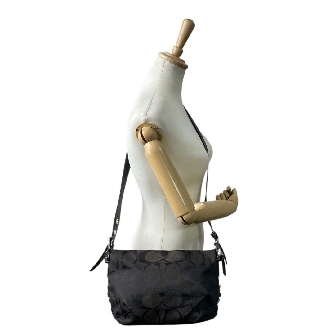 コーチ　ショルダーバッグ　黒　シグネチャー　斜め掛け可　キャンバス　T8　COACH　レザー　本革　ロゴタグ　シルバー金具　F15068　ブラック