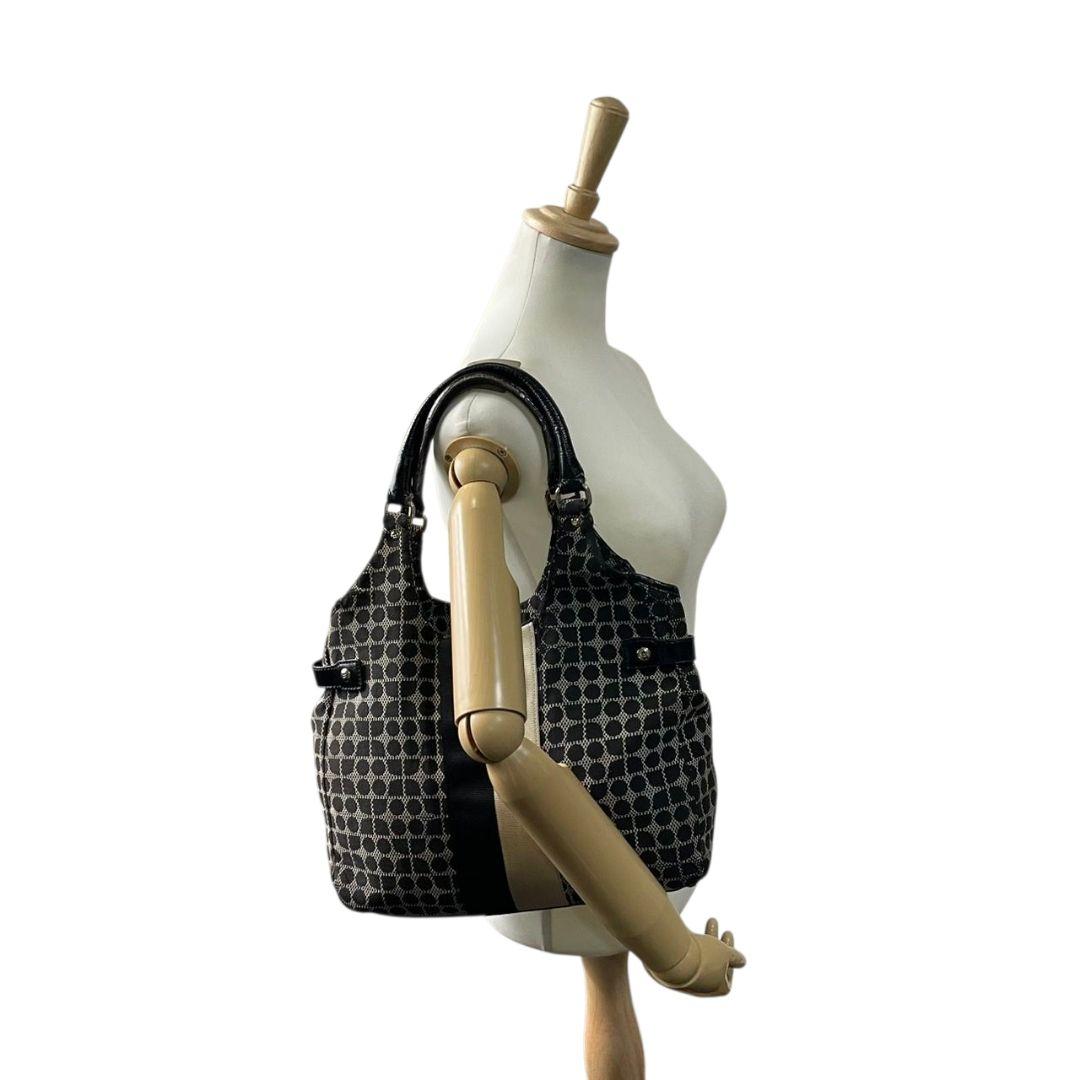 ケイトスペード　トートバッグ　黒　総柄　A4収納　ワンショルダー　本革　T4　ハンドバッグ　kate spade　キャンバス　パテントレザー　肩掛け可　肩かけ可　ロゴプレート　シルバー金具　ブラック