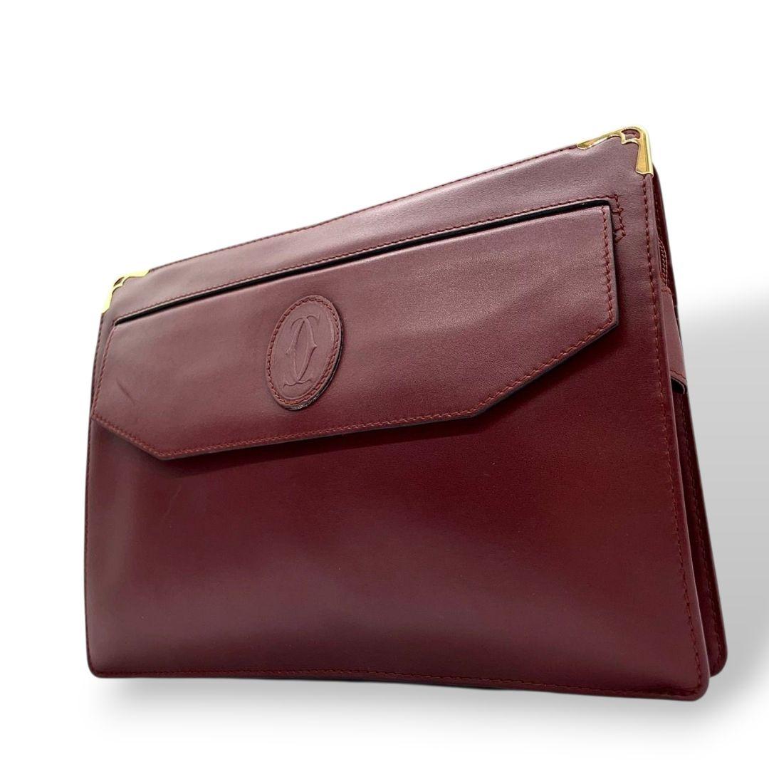 カルティエ セカンドバッグ ワインレッド 赤 レッド マストライン ロゴ フラップ クラッチバッグ レザー 本革 ゴールド金具 ロゴプレート Cartier 高級感 上品 通勤 通学