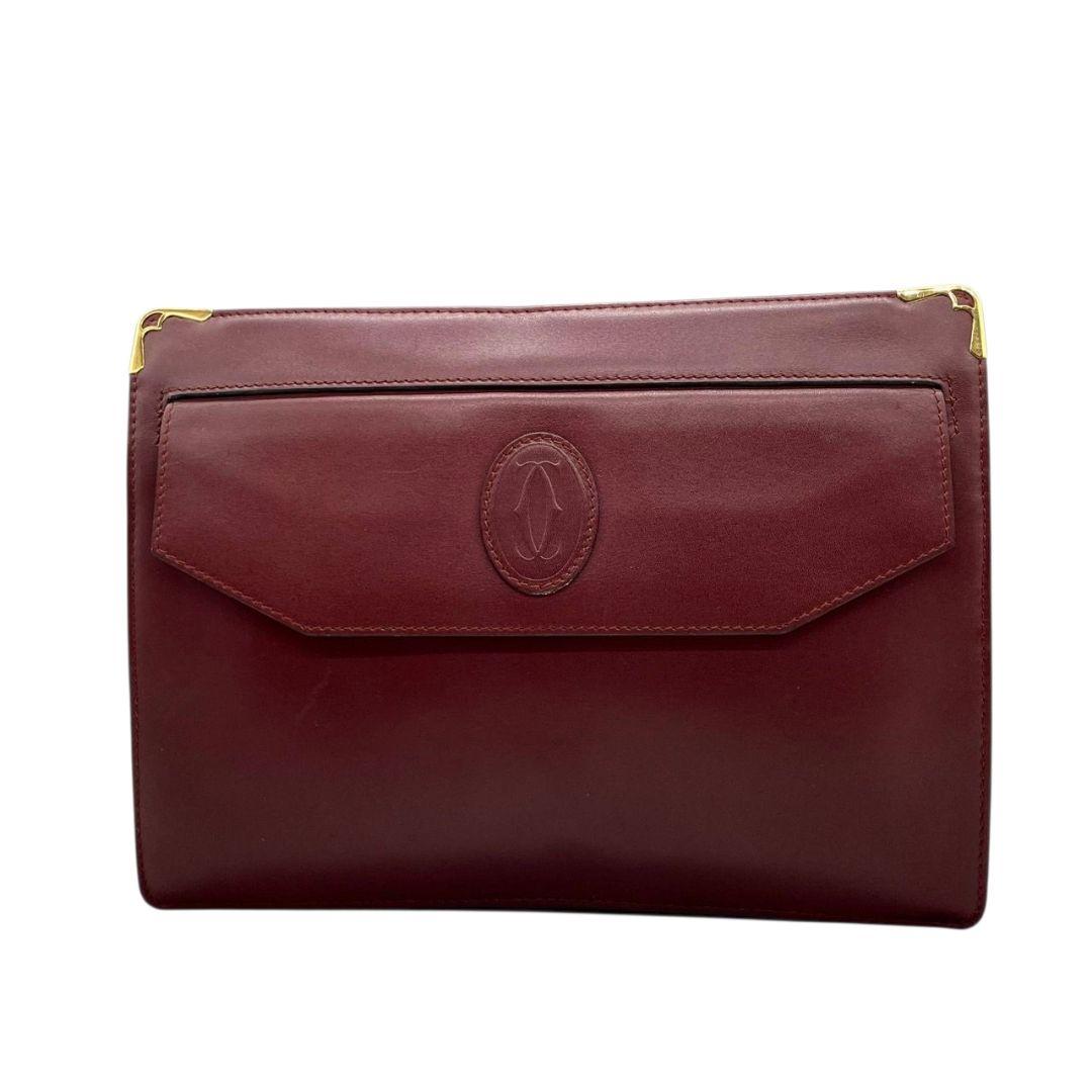 カルティエ セカンドバッグ ワインレッド 赤 レッド マストライン ロゴ フラップ クラッチバッグ レザー 本革 ゴールド金具 ロゴプレート Cartier 高級感 上品 通勤 通学