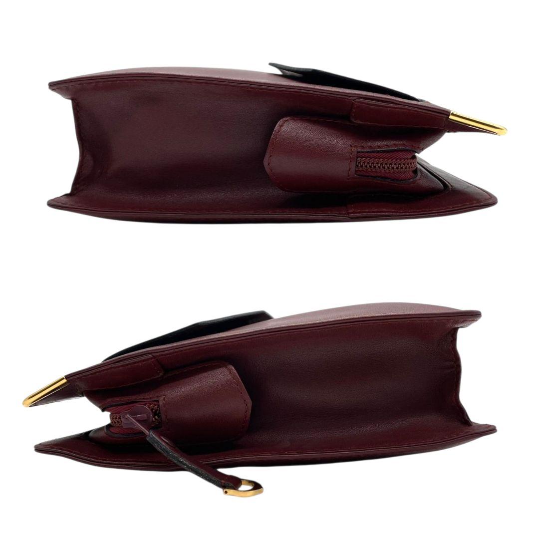 カルティエ セカンドバッグ ワインレッド 赤 レッド マストライン ロゴ フラップ クラッチバッグ レザー 本革 ゴールド金具 ロゴプレート Cartier 高級感 上品 通勤 通学