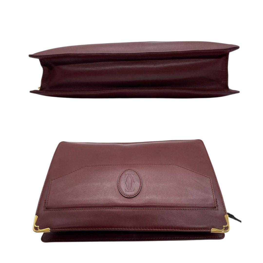 カルティエ セカンドバッグ ワインレッド 赤 レッド マストライン ロゴ フラップ クラッチバッグ レザー 本革 ゴールド金具 ロゴプレート Cartier 高級感 上品 通勤 通学