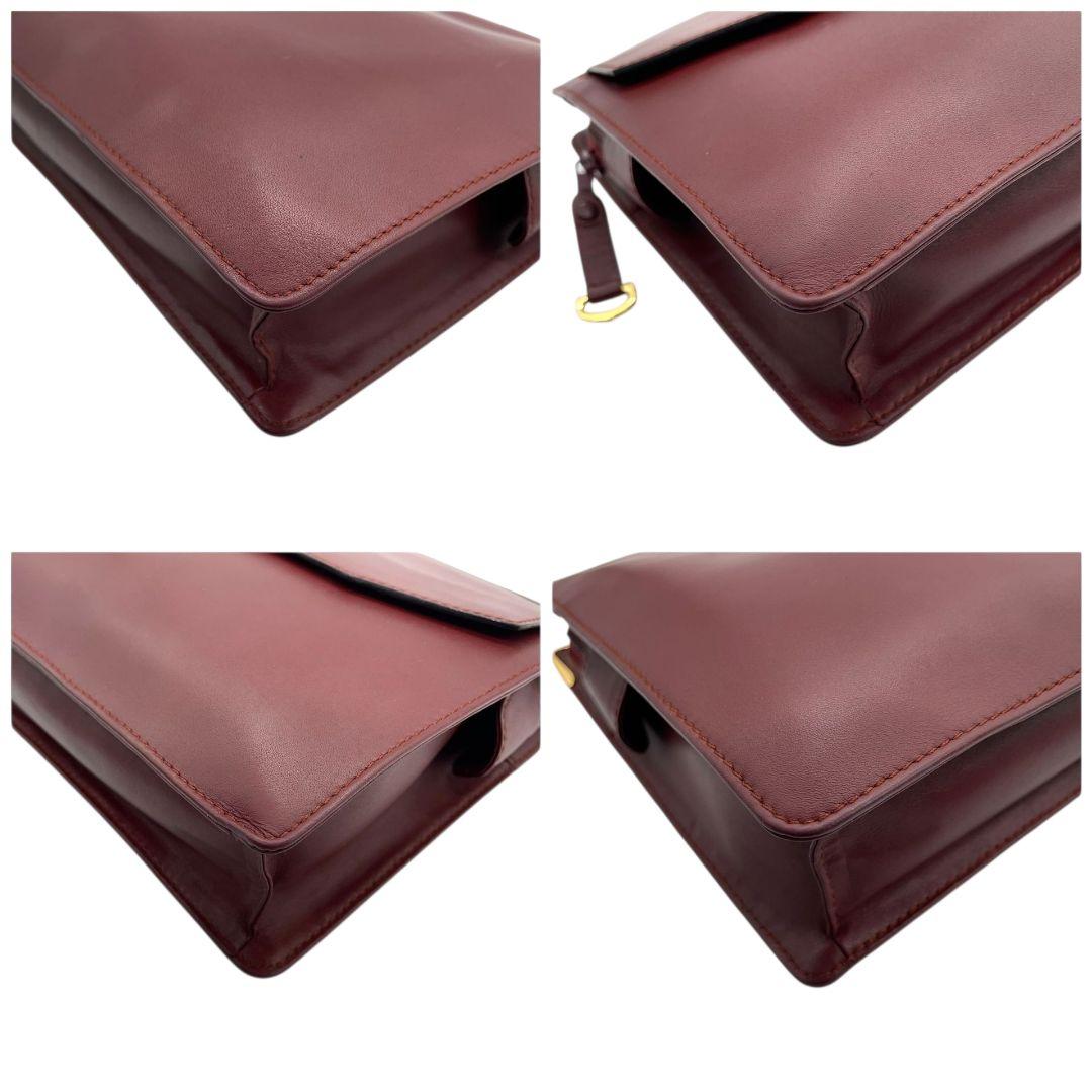 カルティエ セカンドバッグ ワインレッド 赤 レッド マストライン ロゴ フラップ クラッチバッグ レザー 本革 ゴールド金具 ロゴプレート Cartier 高級感 上品 通勤 通学