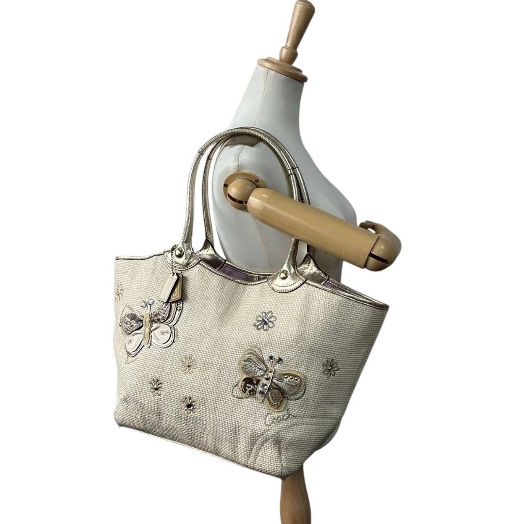 コーチ トートバッグ 白 ホワイト かごバッグ バタフライ 蝶 ストロー レザー A4収納 肩掛け可 ワンショルダー ゴールド金具 ロゴタグ チャーム スタッズ F16586 COACH