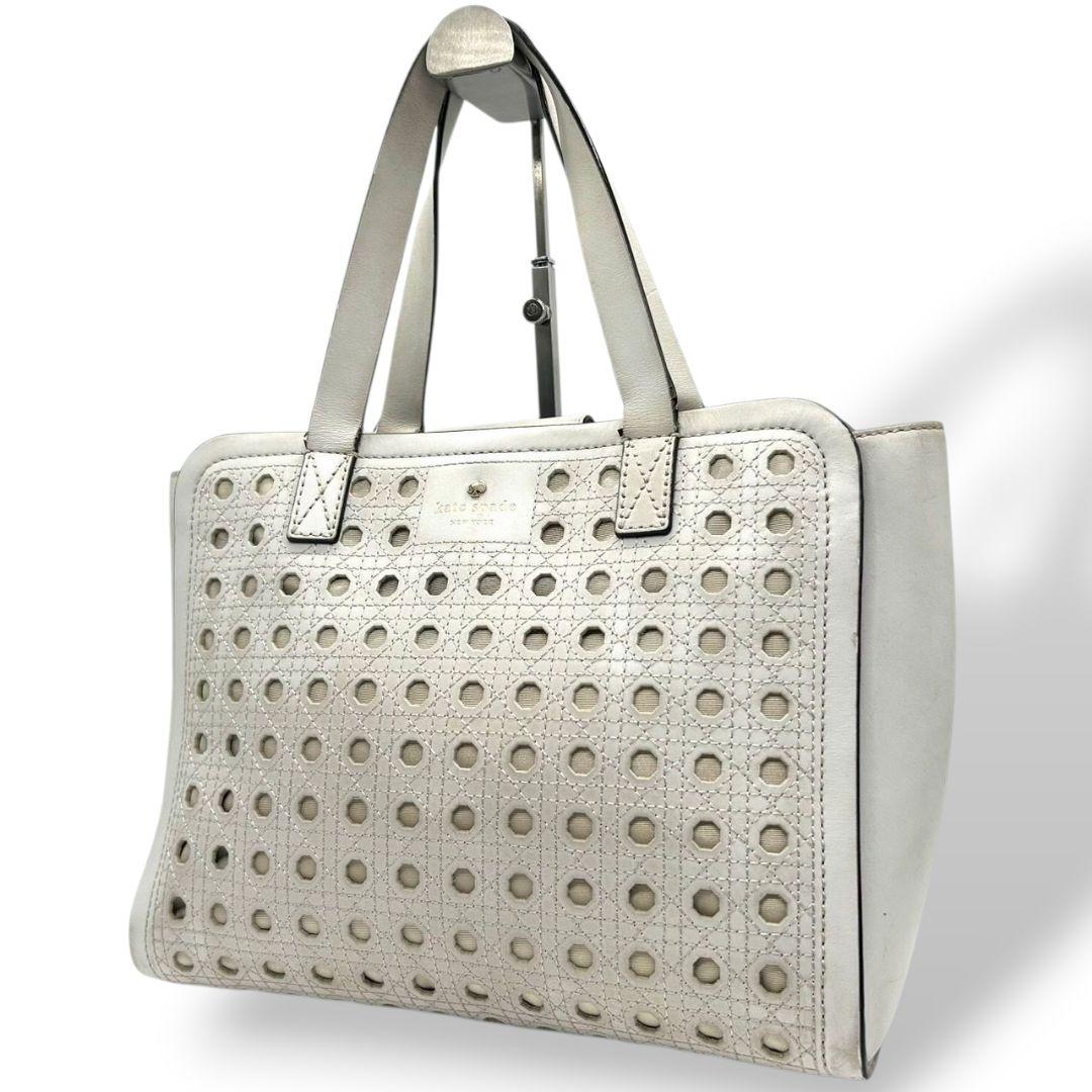 ケイトスペード ハンドバッグ 白 ホワイト パンチング ドット ワンショルダー トートバッグ A4収納 自立可 肩掛け可 レザー 本革 ロゴプレート s62 kate spade