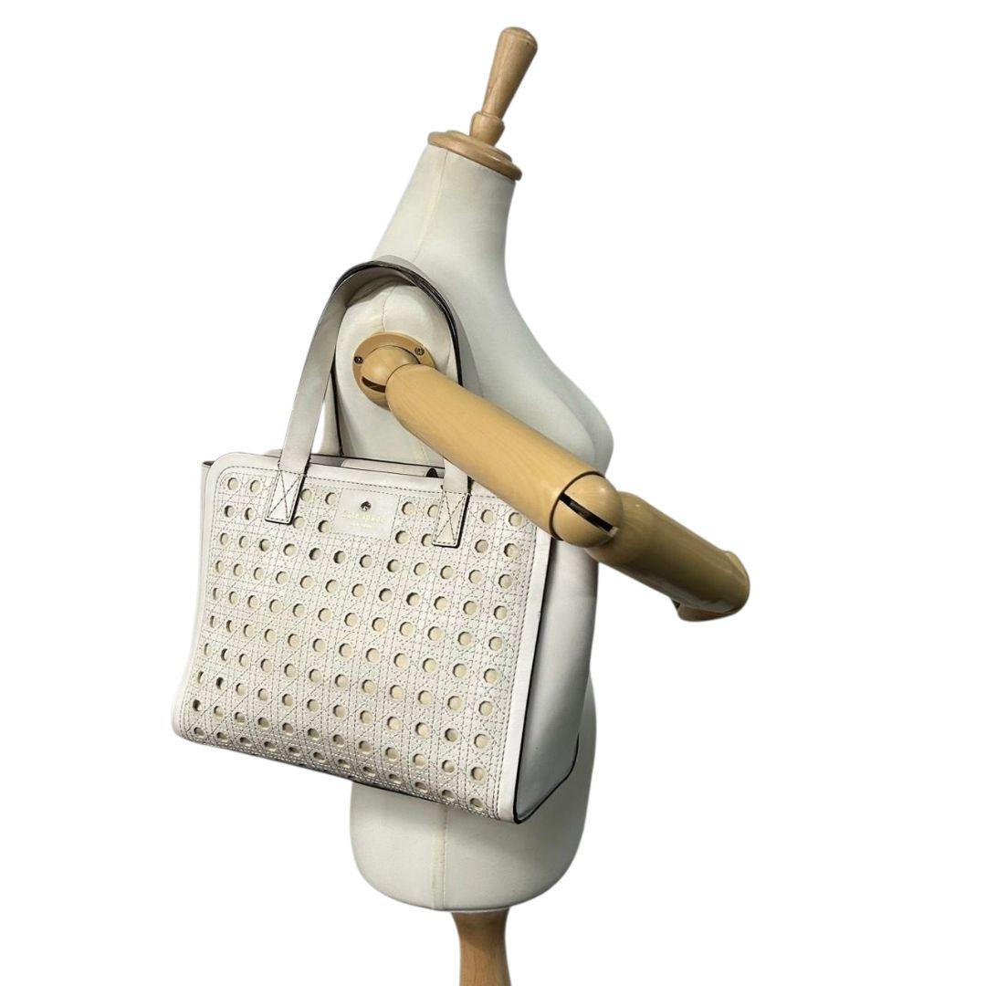 ケイトスペード ハンドバッグ 白 ホワイト パンチング ドット ワンショルダー トートバッグ A4収納 自立可 肩掛け可 レザー 本革 ロゴプレート s62 kate spade