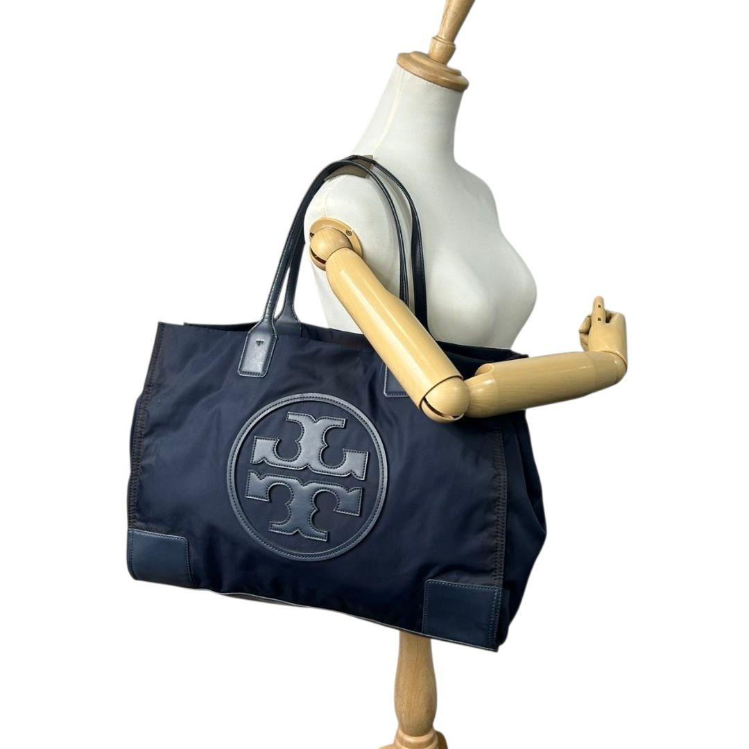 トリーバーチ トートバッグ 紺 デカロゴ A4収納 ワンショルダー T8 ハンドバッグ 肩掛け可 肩かけ可 ネイビー レザー 本革 ナイロン ロゴプレート TORY BURCH