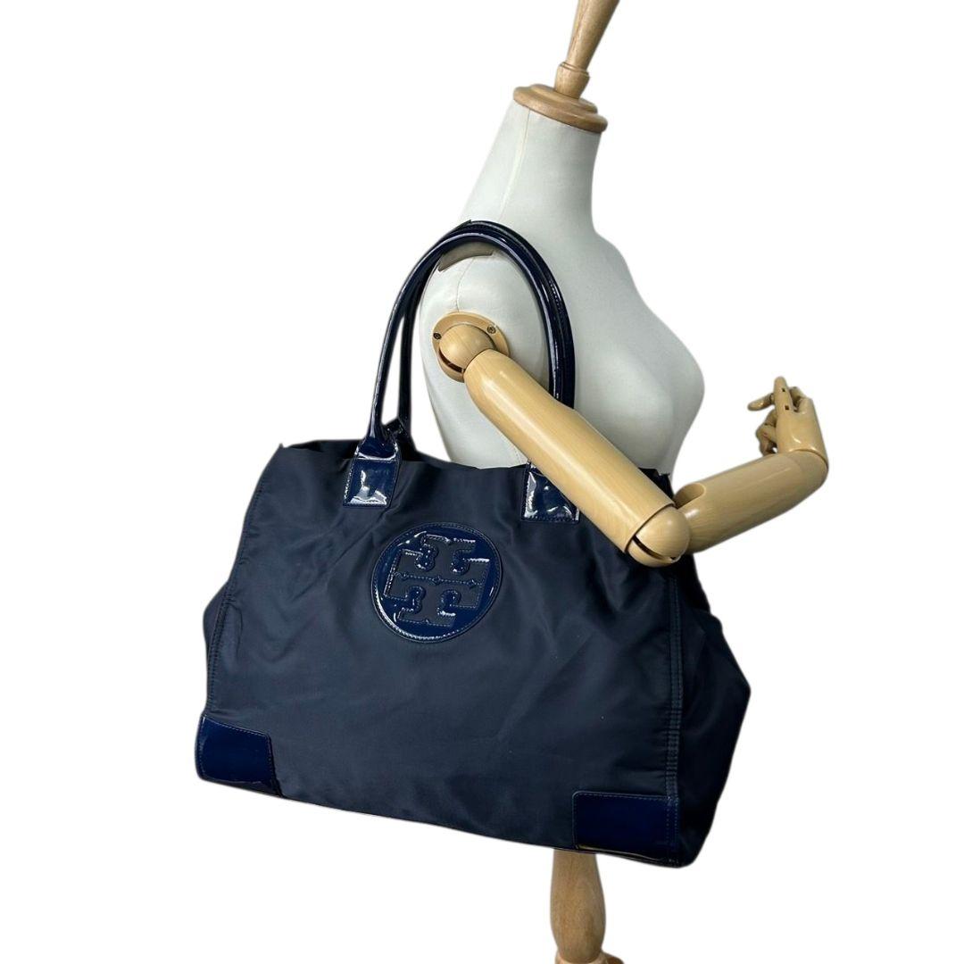 トリーバーチ トートバッグ 紺 デカロゴ A4収納 ワンショルダー H ハンドバッグ 肩掛け可 肩かけ可 ネイビー エナメル ナイロン TORY BURCH