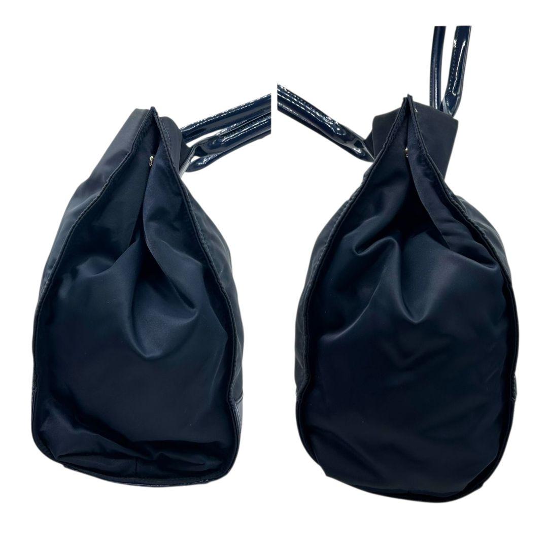 トリーバーチ トートバッグ 紺 デカロゴ A4収納 ワンショルダー H ハンドバッグ 肩掛け可 肩かけ可 ネイビー エナメル ナイロン TORY BURCH