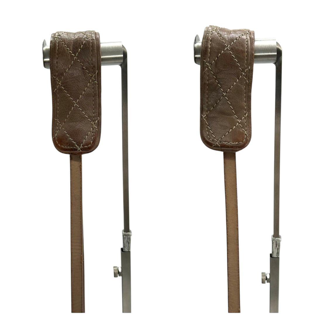 ジミーチュウ JIMMY CHOO ショルダーバッグ 茶 ブラウン レザー チェーン バイカー 斜め掛け可 本革 シルバー金具 ロゴ チャーム付き レディース　s4