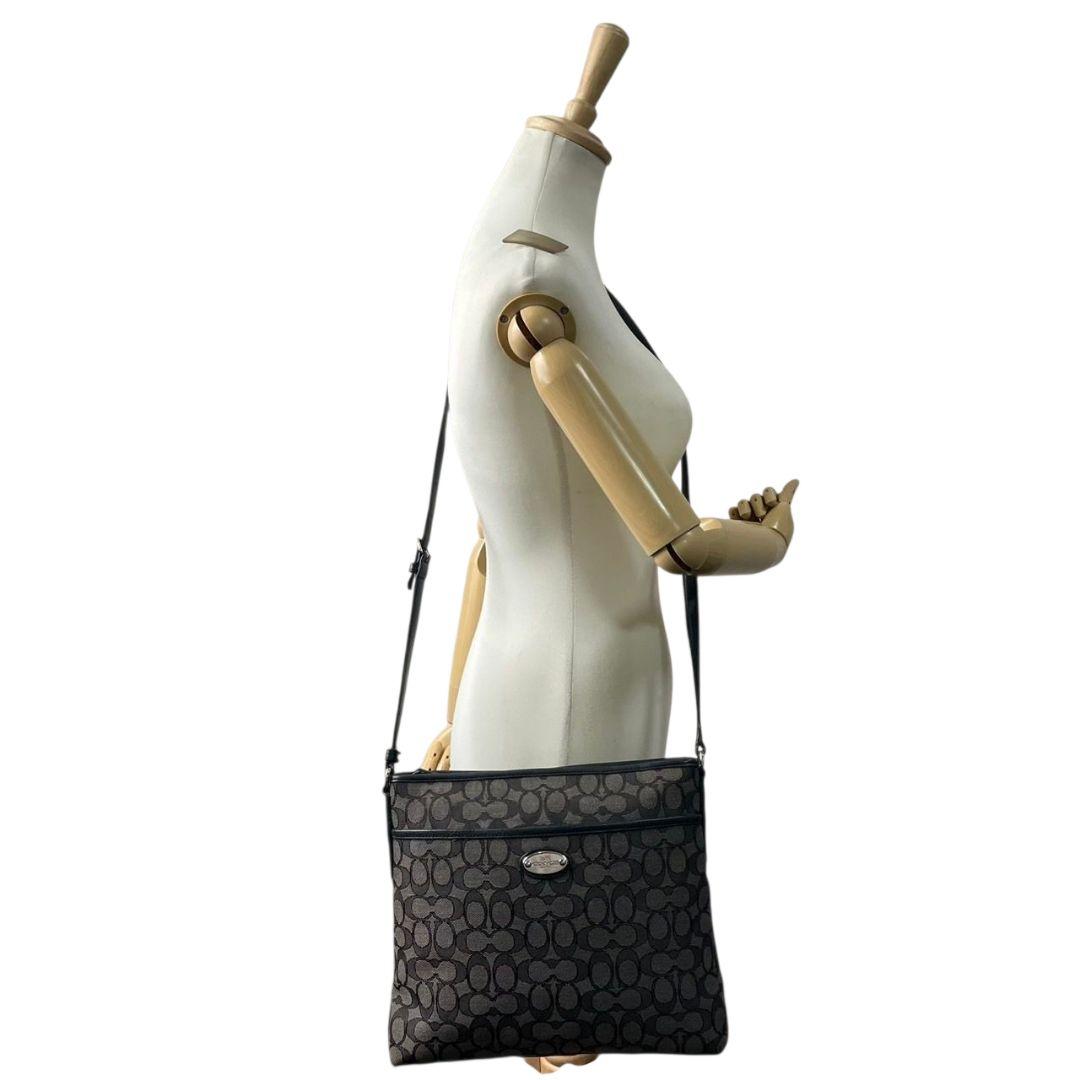 美品 コーチ ショルダーバッグ グレー シグネチャー 斜め掛け可 キャンバス s9 ロゴプレート シルバー金具 ブラック レザー 本革 COACH