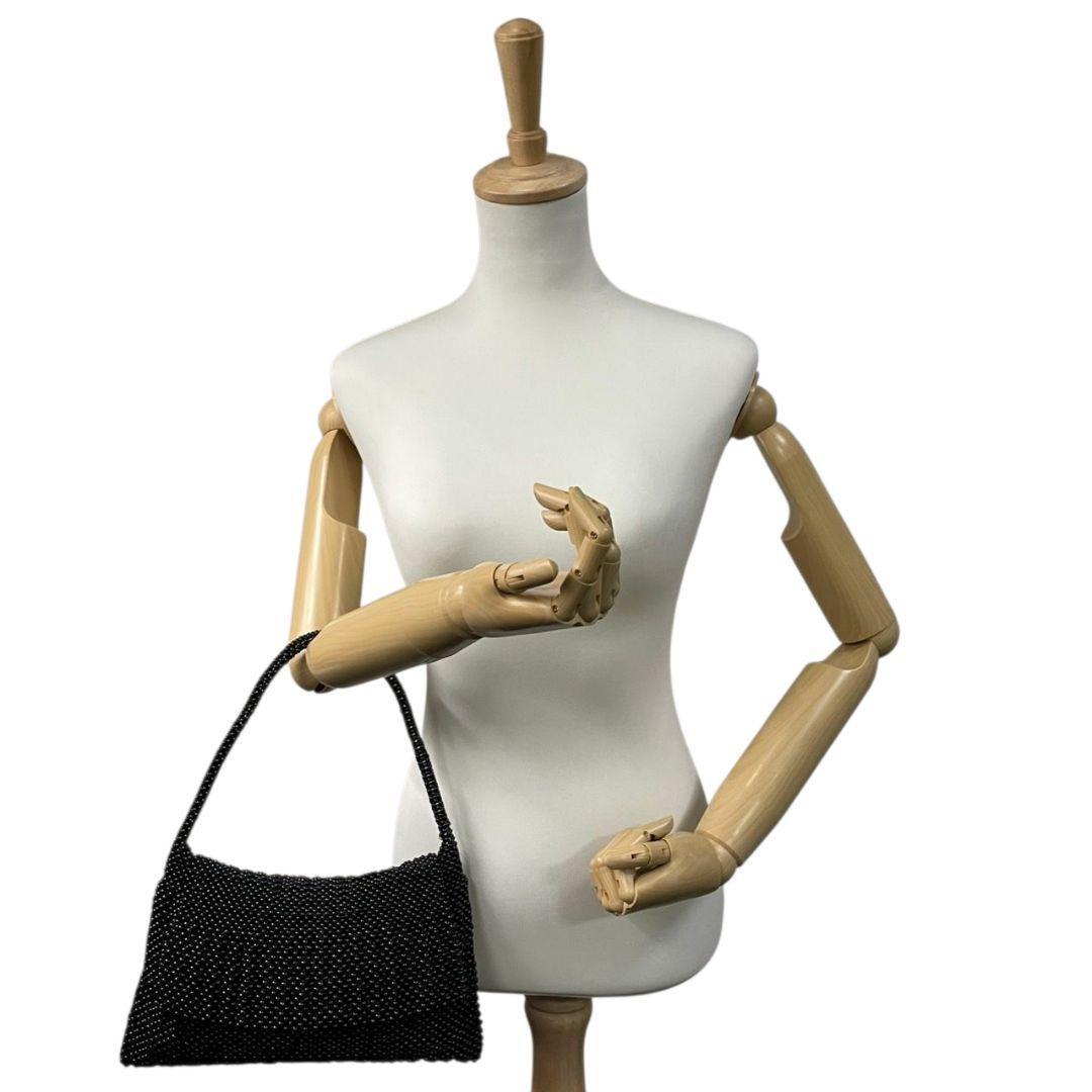 未使用級 ノーブランド ハンドバッグ ブラック 黒 黒珊瑚 本珊瑚 ビーズ フラップ 自立可 トートバッグ ワンショルダー 肩掛け可 肩かけ可 Q 上品 高級感 希少