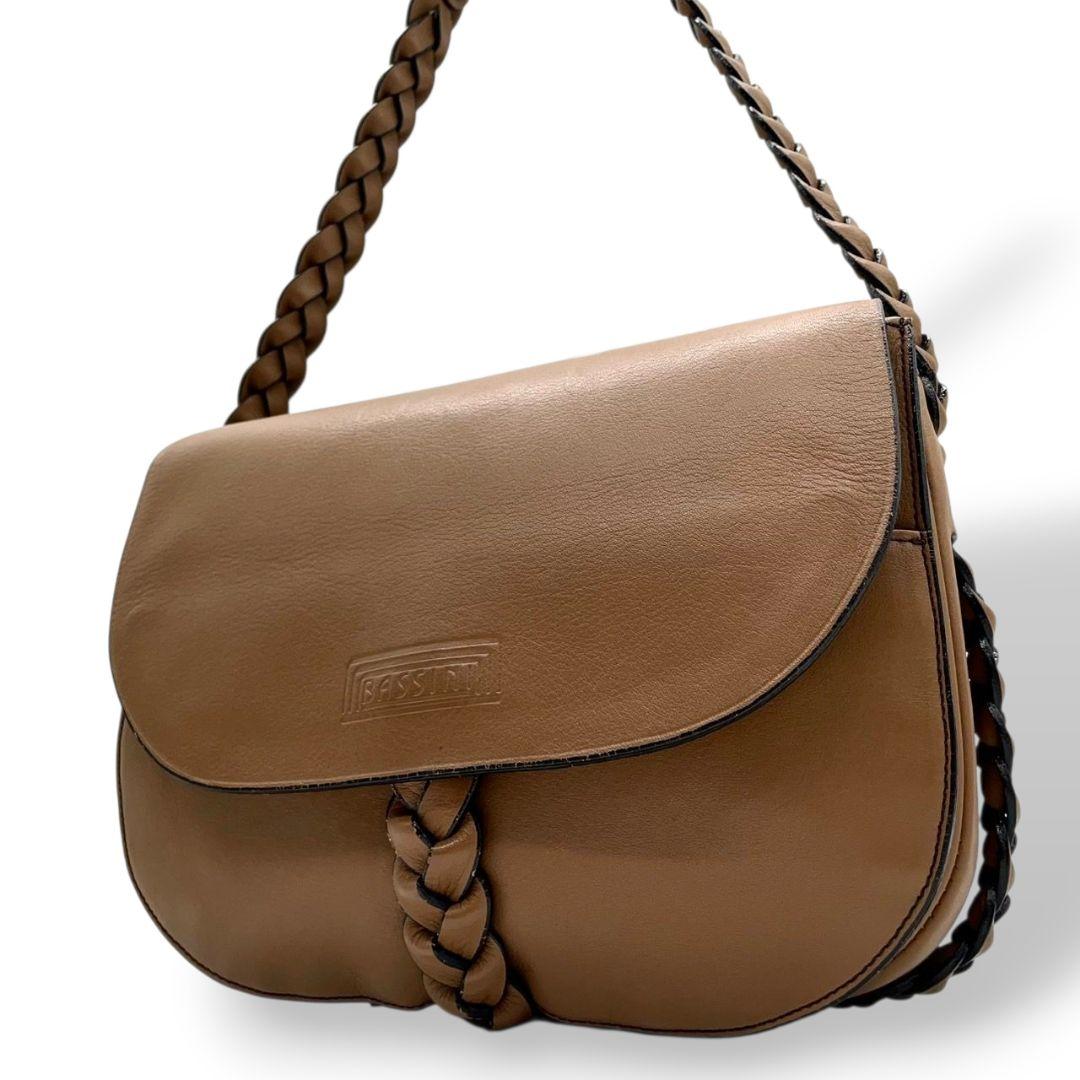 バッシーニ ショルダーバッグ 茶 ブラウン フラップ レザー 本革 ロゴ 斜め掛け可 BASSINI シンプル 上品 おしゃれ 収納力 軽量 通勤 通学 カジュアル