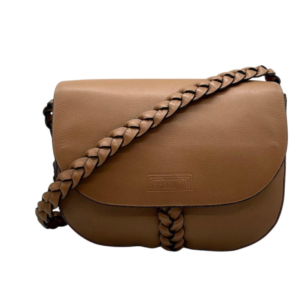 バッシーニ ショルダーバッグ 茶 ブラウン フラップ レザー 本革 ロゴ 斜め掛け可 BASSINI シンプル 上品 おしゃれ 収納力 軽量 通勤 通学 カジュアル