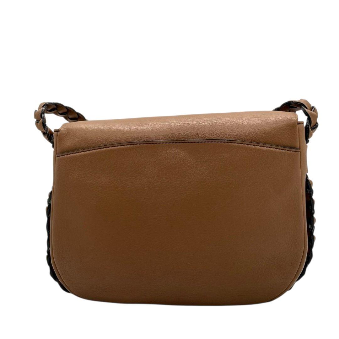 バッシーニ ショルダーバッグ 茶 ブラウン フラップ レザー 本革 ロゴ 斜め掛け可 BASSINI シンプル 上品 おしゃれ 収納力 軽量 通勤 通学 カジュアル