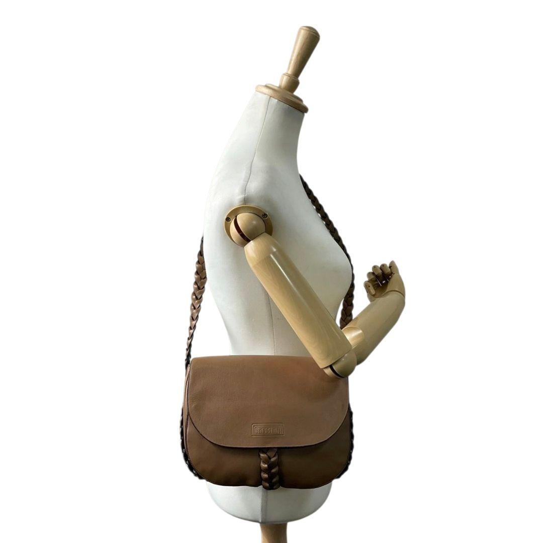 バッシーニ ショルダーバッグ 茶 ブラウン フラップ レザー 本革 ロゴ 斜め掛け可 BASSINI シンプル 上品 おしゃれ 収納力 軽量 通勤 通学 カジュアル