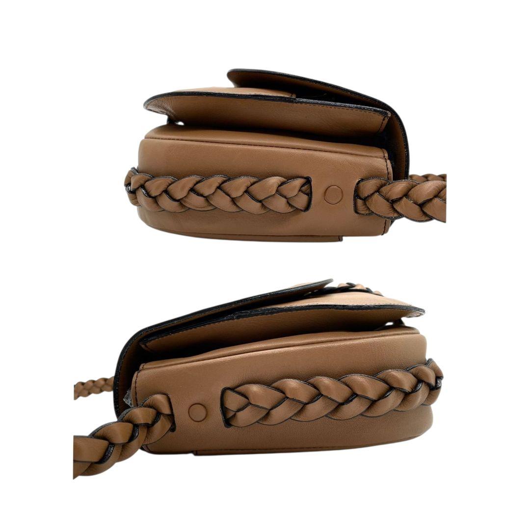 バッシーニ ショルダーバッグ 茶 ブラウン フラップ レザー 本革 ロゴ 斜め掛け可 BASSINI シンプル 上品 おしゃれ 収納力 軽量 通勤 通学 カジュアル