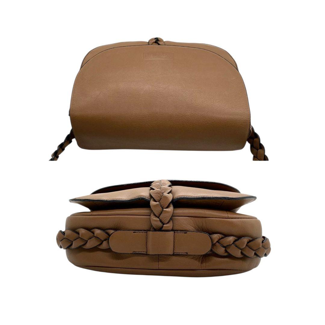 バッシーニ ショルダーバッグ 茶 ブラウン フラップ レザー 本革 ロゴ 斜め掛け可 BASSINI シンプル 上品 おしゃれ 収納力 軽量 通勤 通学 カジュアル