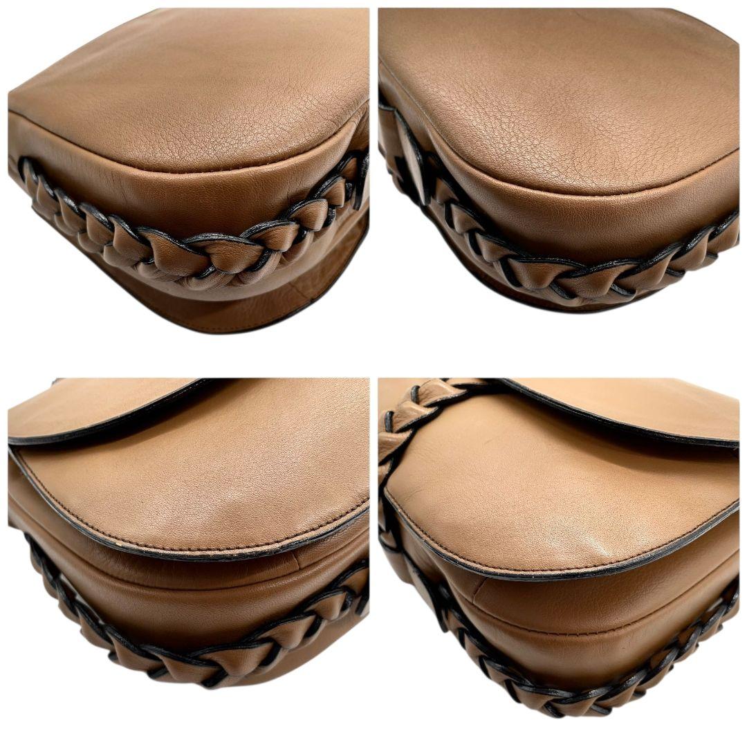 バッシーニ ショルダーバッグ 茶 ブラウン フラップ レザー 本革 ロゴ 斜め掛け可 BASSINI シンプル 上品 おしゃれ 収納力 軽量 通勤 通学 カジュアル