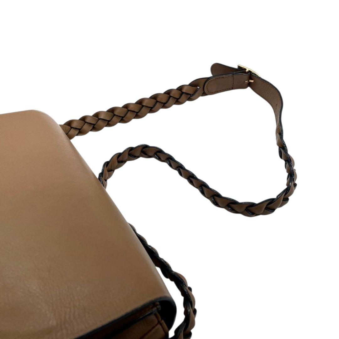 バッシーニ ショルダーバッグ 茶 ブラウン フラップ レザー 本革 ロゴ 斜め掛け可 BASSINI シンプル 上品 おしゃれ 収納力 軽量 通勤 通学 カジュアル