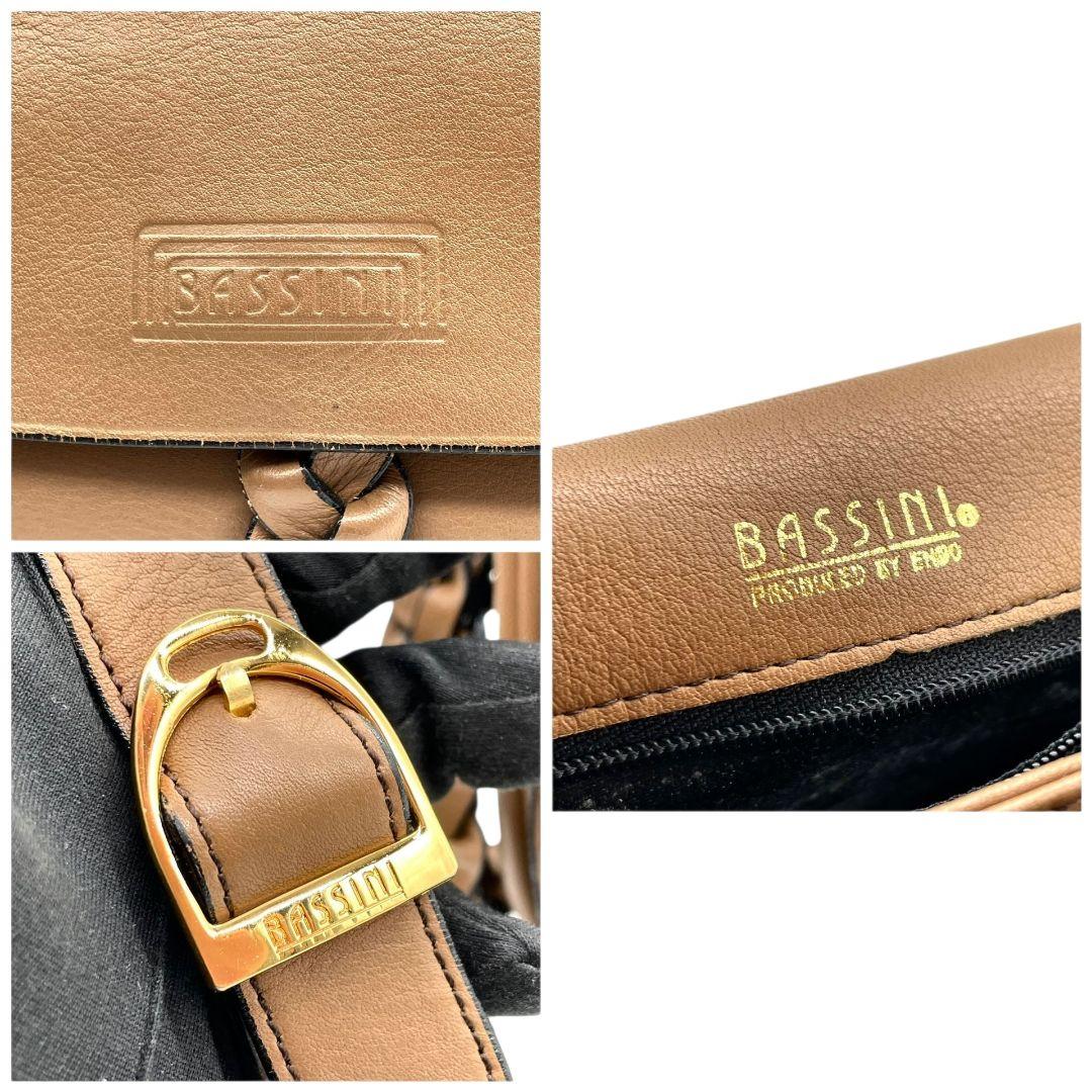 バッシーニ ショルダーバッグ 茶 ブラウン フラップ レザー 本革 ロゴ 斜め掛け可 BASSINI シンプル 上品 おしゃれ 収納力 軽量 通勤 通学 カジュアル