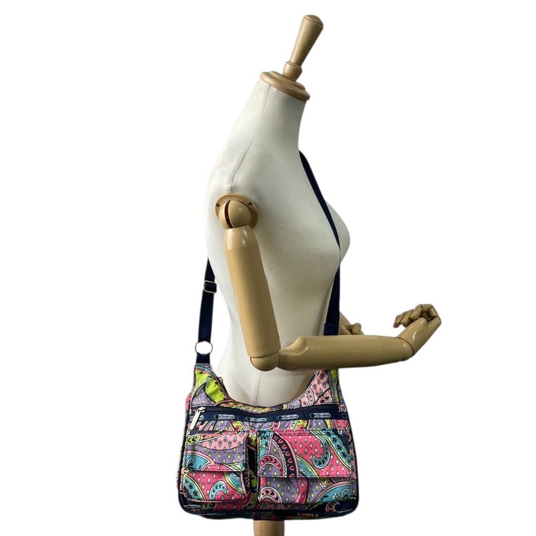 レスポートサック ショルダーバッグ ペイズリー柄 総柄 ネイビー ピンク パープル ナイロン 斜め掛け可 ロゴ u5 バッグ LeSportsac