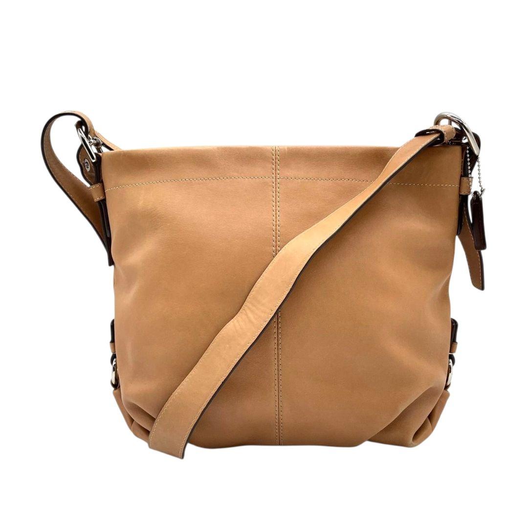 美品 コーチ ショルダーバッグ ベージュ レザー 本革 斜め掛け可 F15064 u11 ホーボー ロゴタグ シルバー金具 COACH シンプル 上品 デイリーユース