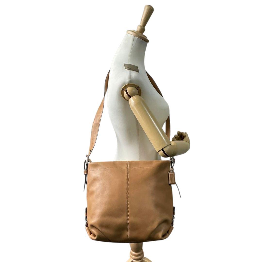 美品 コーチ ショルダーバッグ ベージュ レザー 本革 斜め掛け可 F15064 u11 ホーボー ロゴタグ シルバー金具 COACH シンプル 上品 デイリーユース