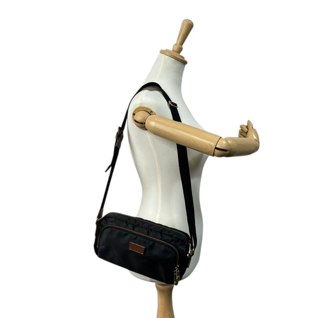 美品 マッキントッシュフィロソフィー ショルダーバッグ 黒 ブラック ナイロン 斜め掛け可 ロゴプレート ゴールド金具 軽量 MACKINTOSH PHILOSOPHY U6