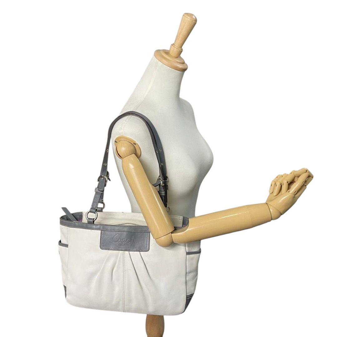 美品 コーチ トートバッグ 白 ギャザー ワンショルダー バイカラー レザー u7 ハンドバッグ 肩掛け可 肩かけ可 本革 ホワイト グレー シルバー金具 ロゴプレート COACH F13759
