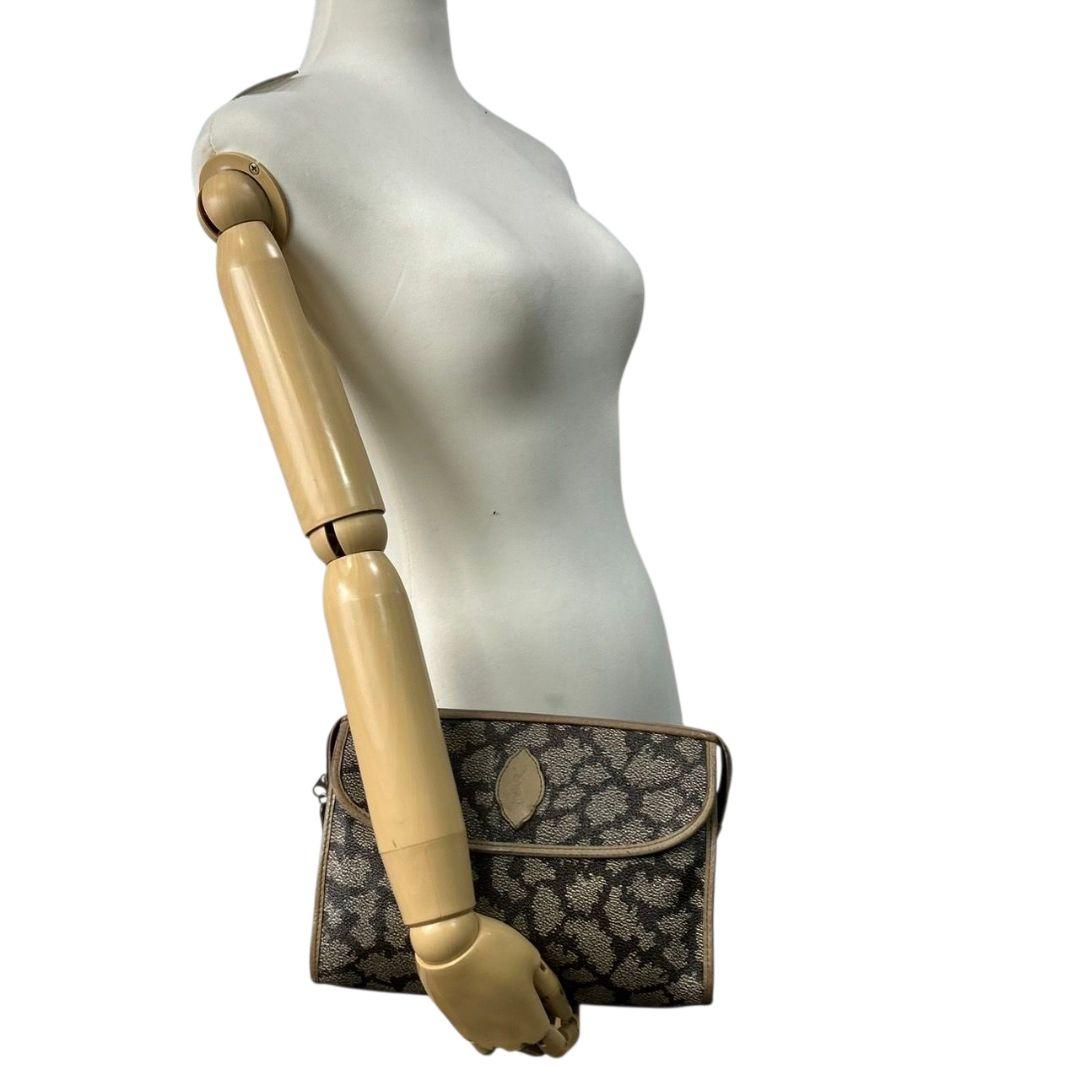 イヴサンローラン ポーチ 茶 総柄 YSLロゴ セカンドバッグ PVC s48 クラッチバッグ YVES SAINT LAURENT レザー 本革 ゴールド金具 ロゴプレート ブラウン ベージュ ヴィンテージ