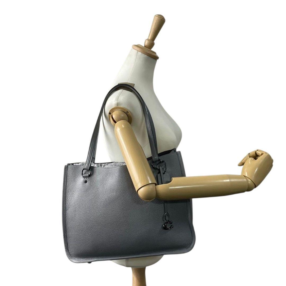 コーチ ハンドバッグ グレー ワンショルダー A4収納 レザー トートバッグ 本革 肩掛け可 チャーム付き ロゴタグ C3768