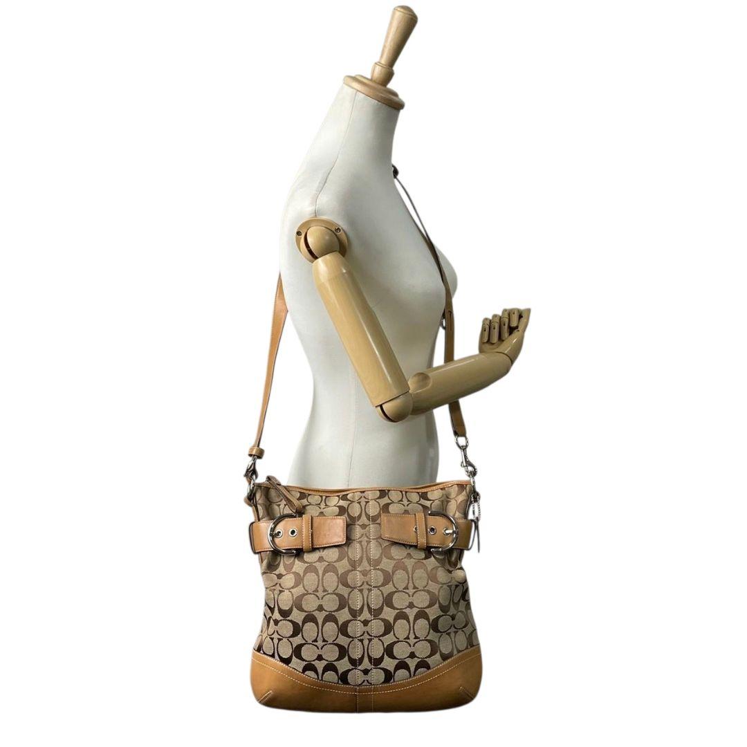 美品　コーチ　ショルダーバッグ　茶　シグネチャー　キャンバス　レザー　T6　斜め掛け可　本革　ブラウン　シルバー金具　ロゴタグ　COACH　3593