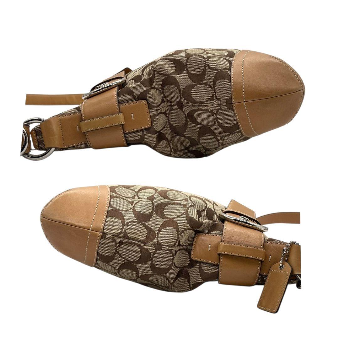 美品　コーチ　ショルダーバッグ　茶　シグネチャー　キャンバス　レザー　T6　斜め掛け可　本革　ブラウン　シルバー金具　ロゴタグ　COACH　3593