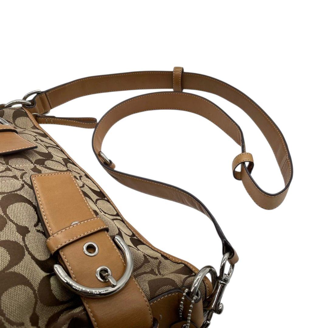 美品　コーチ　ショルダーバッグ　茶　シグネチャー　キャンバス　レザー　T6　斜め掛け可　本革　ブラウン　シルバー金具　ロゴタグ　COACH　3593