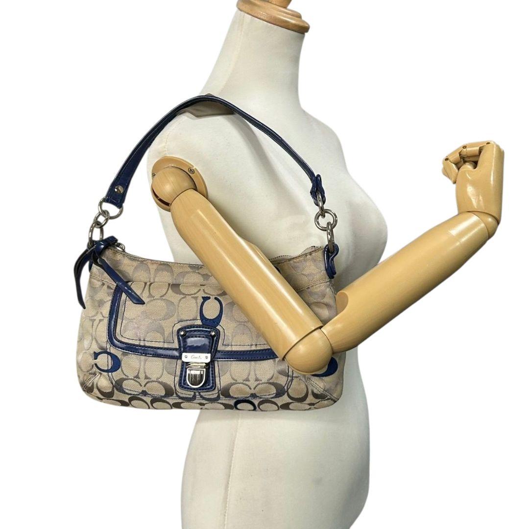 コーチ ハンドバッグ 白 シグネチャー キャンバス ロック金具 ワンショルダー トートバッグ 肩掛け可 肩かけ可 レザー 本革 ホワイト ネイビー COACH F21623 s20 上品