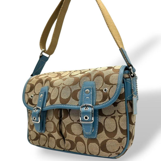 美品 コーチ ショルダーバッグ 茶 ブラウン ブルー シグネチャー フラップ レザー 本革 キャンバス 斜め掛け可 チャーム付き ロゴタグ シルバー金具 本物保証 鑑定済 オシャレ COACH T8 6849