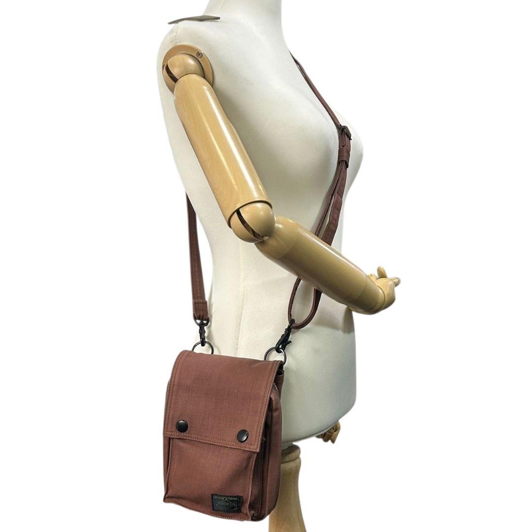 美品 ポーター ショルダーバッグ 茶 ブラウン スモーキー フラップ ロゴタグ キャンバス 斜め掛け可 バーティカルショルダーバッグ カジュアル PORTER s69