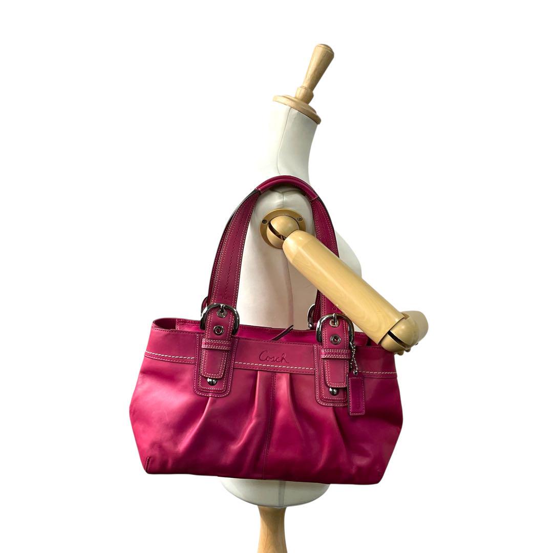美品 コーチ ソーホー トートバッグ ピンク レザー F13732 ワンショルダー 肩掛け可 ハンドバッグ シルバー金具 チャーム ロゴ刻印 レディース バッグ COACH S94